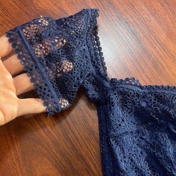 Victoria’s Secret Lace Bandeau
Bralette Off Shoulder top. Size small petite - Picture 4 of 9